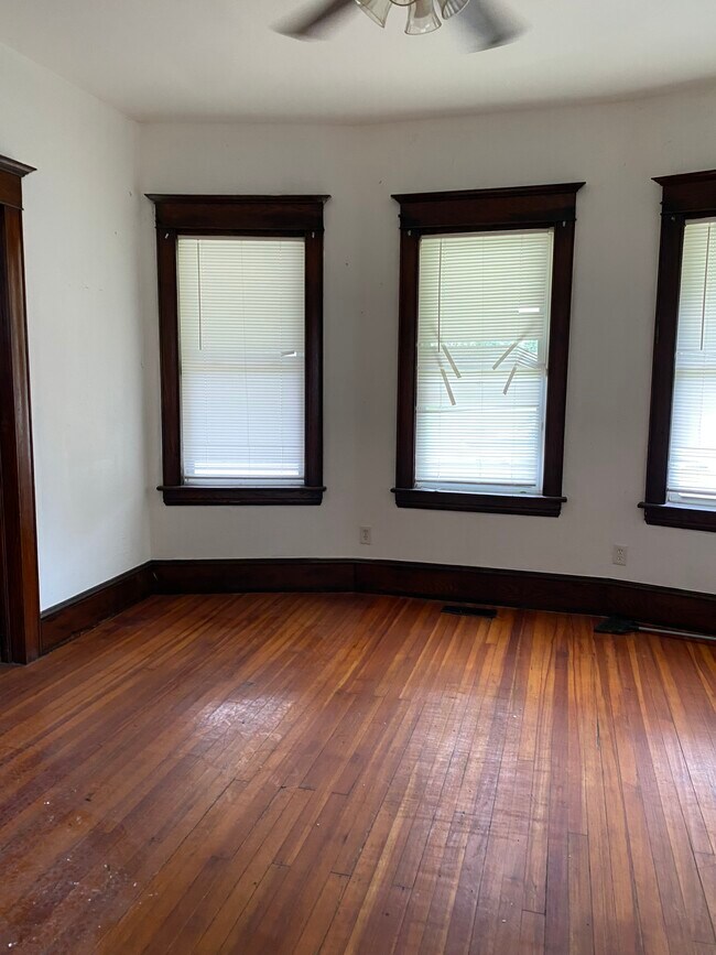 Building Photo - 132 Cherry St