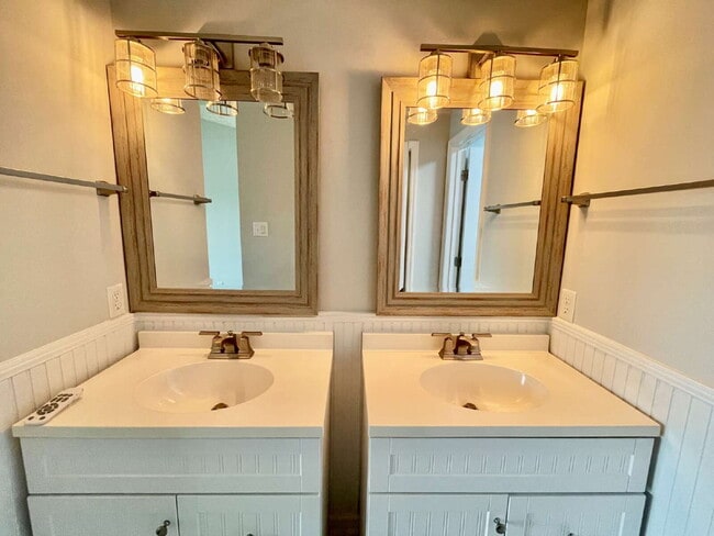 Building Photo - 3-Bed, 3-Bath Townhouse In Lands End