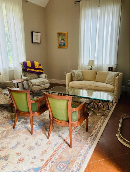 Building Photo - 2528 Myrtle Ave