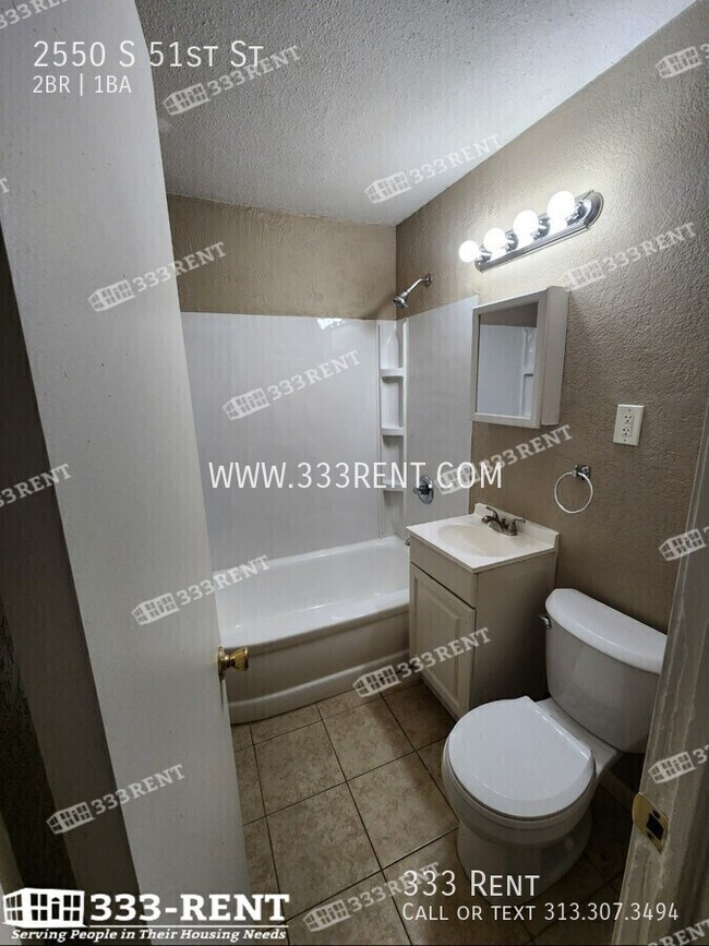 Building Photo - 2550 S 51st St