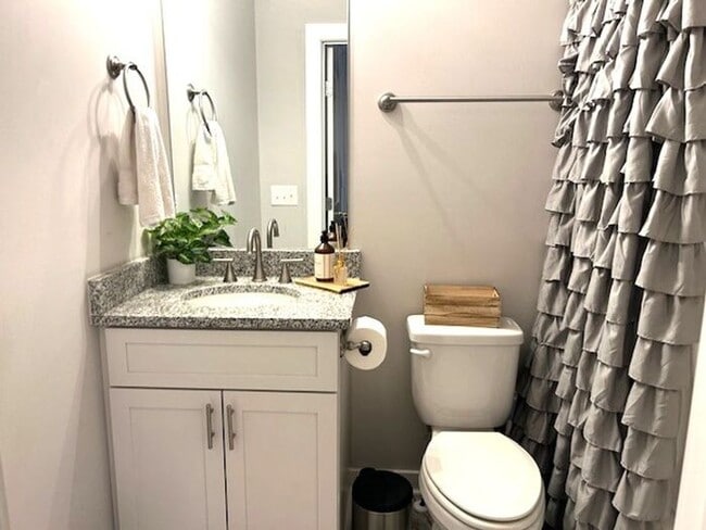 Building Photo - Nice 2 Bedroom 2.5 bath townhome with open...