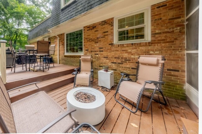 Building Photo - Spacious Colonial in Queens Lake
