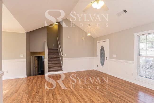 Building Photo - Spacious 5 bedroom home awaits you!