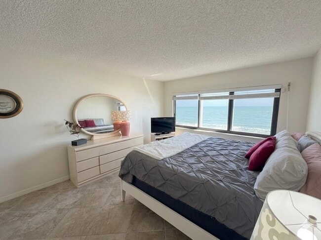 Building Photo - 4250 N Hwy A1A