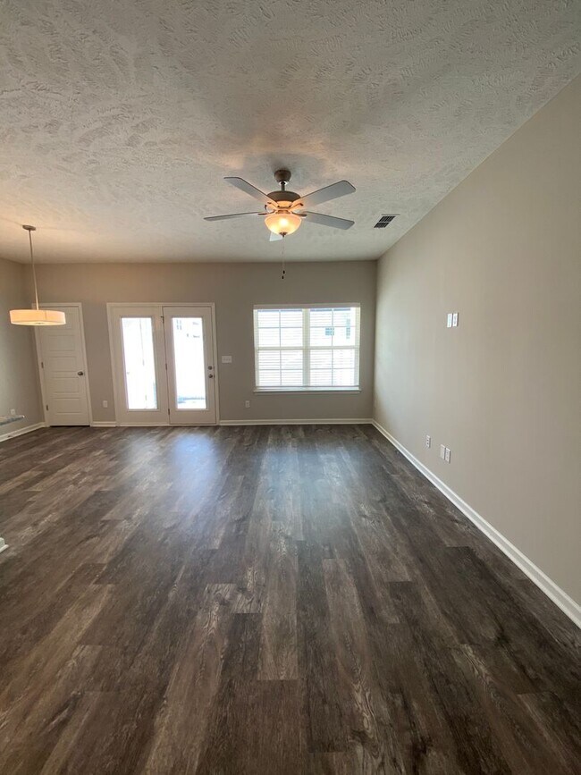 Building Photo - Like New Luxury Townhome! 3 BR, 2.5 BA, 1 Car Garage, Pool, Dog Park, and More!