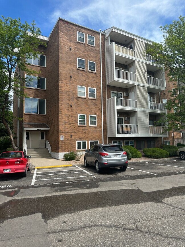 Building Photo - 1250 Golden Cir