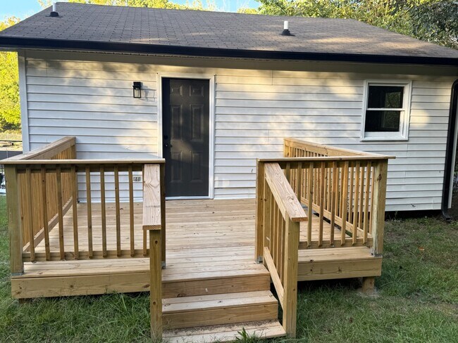 Building Photo - 411 Doak St