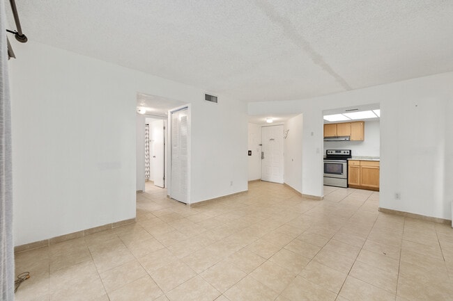 Building Photo - 588 Fairways Ln