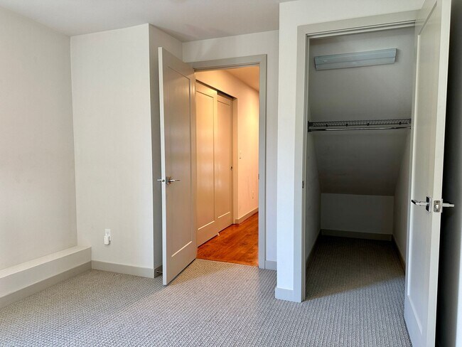 Building Photo - Gorgeous Greenlake Townhouse with Parking