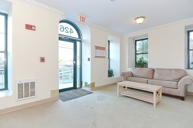 Building Photo - 426 Mt Hope St