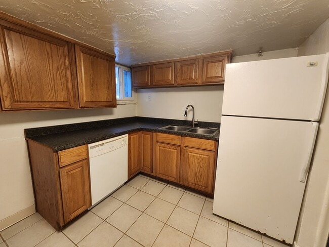 Building Photo - F99if900 (4Plex) ***