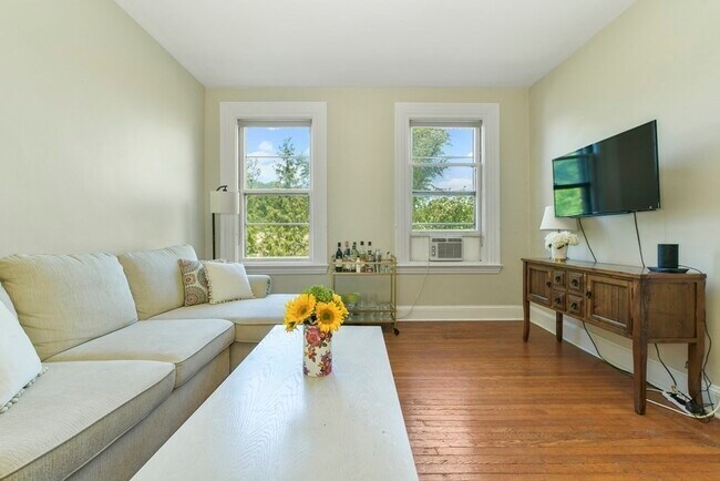 Building Photo - 1060 Beacon St