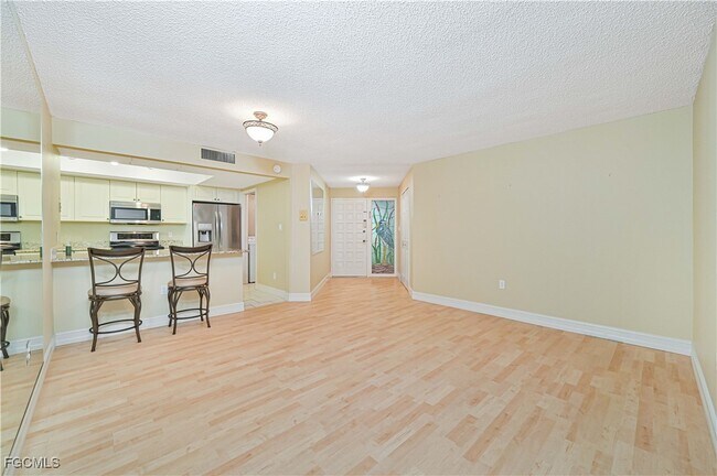 Building Photo - 975 Palm View Dr