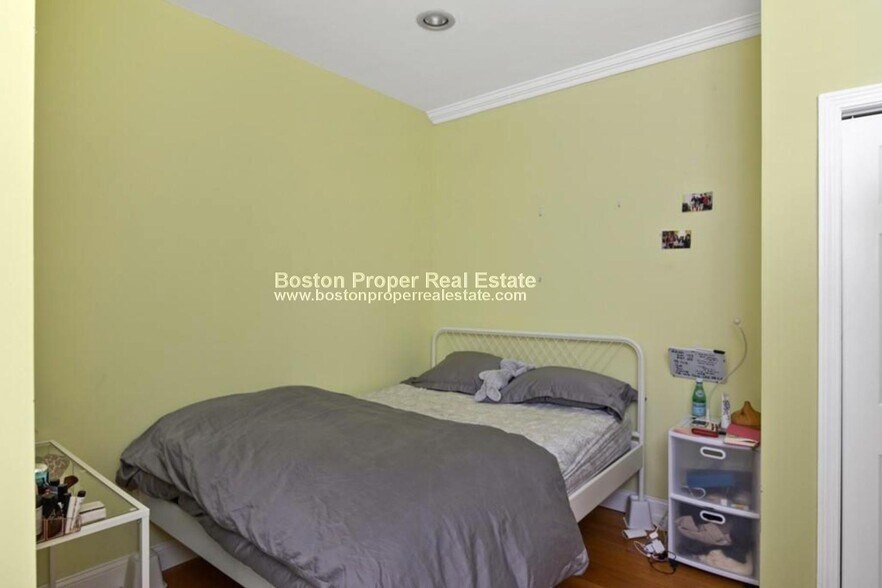 Building Photo - 70 Fenway