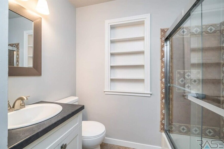 Shared bathroom - 2700 S Summit Ave