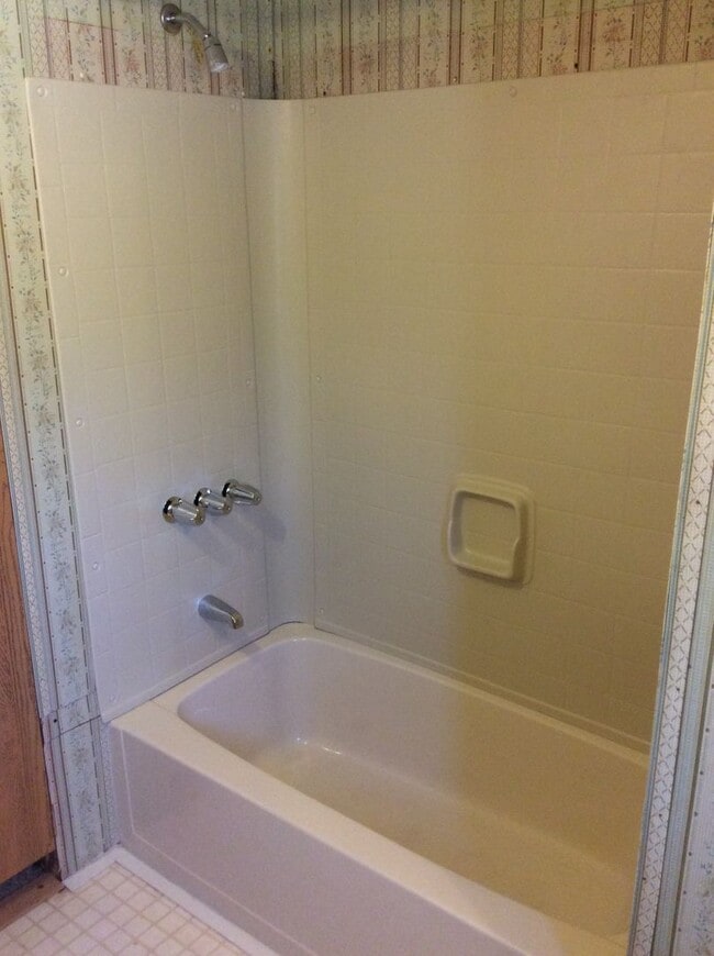 Building Photo - 358 White Oak Dr