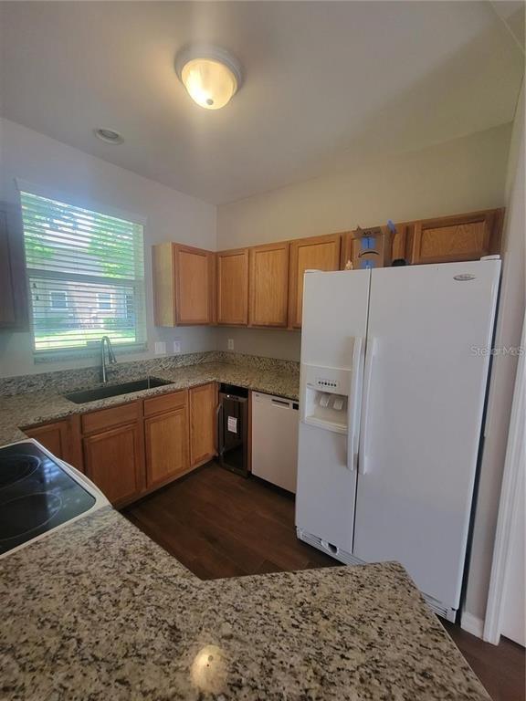 Building Photo - 2221 Golden Oak Ln