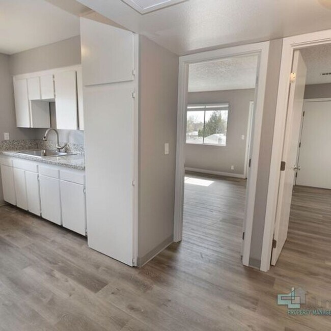 Building Photo - VALENTINE'S SPECIAL, MOVE-IN RENT FREE!