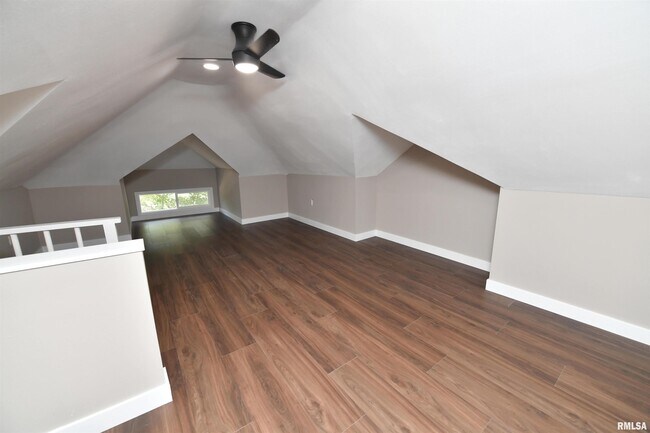 Building Photo - 1027 N University St
