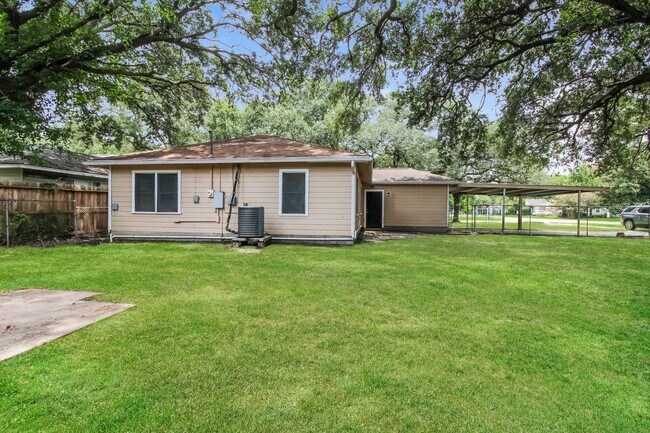 Building Photo - 1108 W Camp Cir