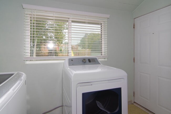 Building Photo - Cute older Craftsman home on locate on Spo...