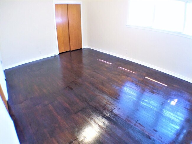 Building Photo - 4 Bed 2 Bath Home  w New Upgrades in Halto...