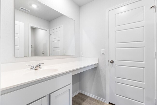 Building Photo - Charming Home Awaits: Spacious & Modern Living in a Prime Location