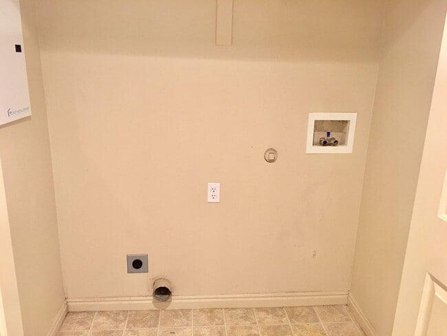 Building Photo - 3-BR Townhome in Fox Cove