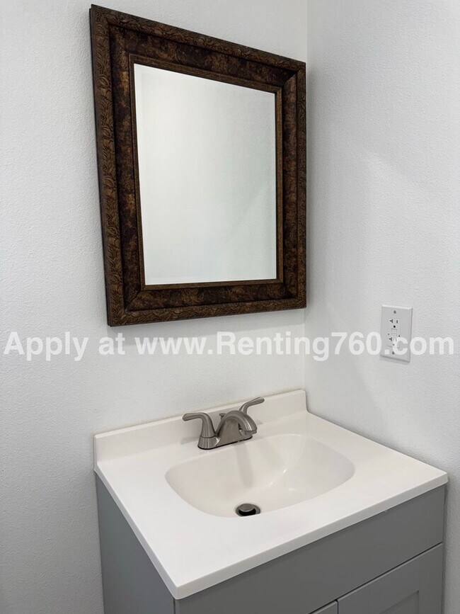 Building Photo - Modern 1 Bed 1 Bath Home!