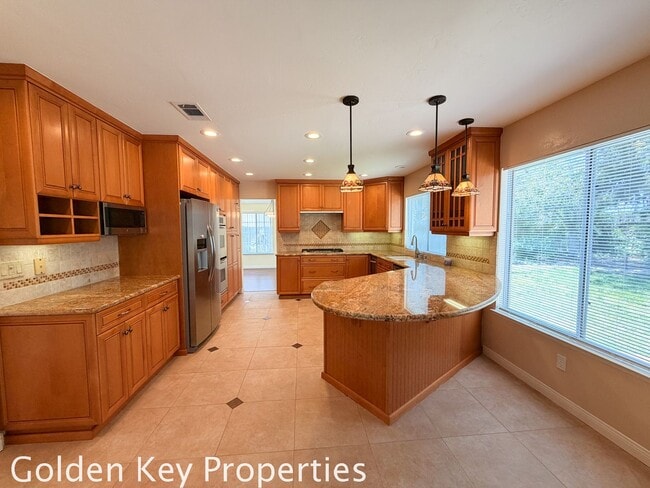 Building Photo - Move-in ready 4 bedroom / 3 bathroom home in Oceanside!