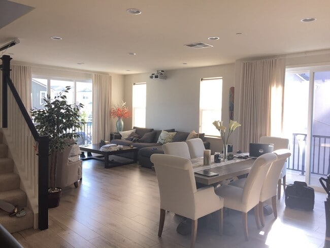 Building Photo - Gorgeous 4 Bed/4 Bath End Unit Condo with ...