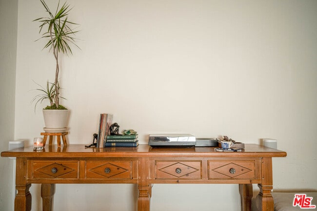 Building Photo - 6101 S Mansfield Ave