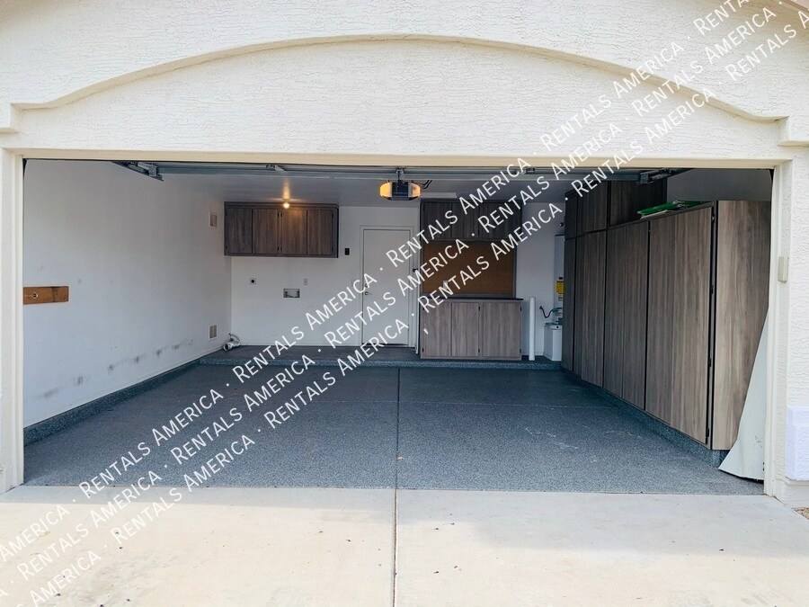 Building Photo - 568 E Sherri Dr