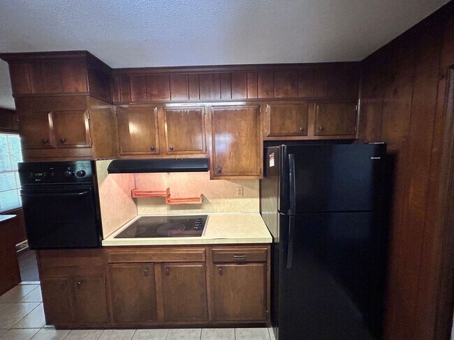 Building Photo - 3 Bedroom, 2 Bathroom Brick Home