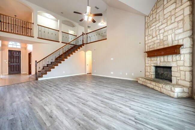 Building Photo - Stunning 5-Bedroom Home with Spacious Back...