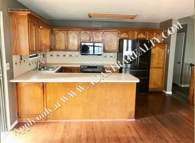 Building Photo - Beautiful 3 Bed/2 Bath Split-Level in Lee'...