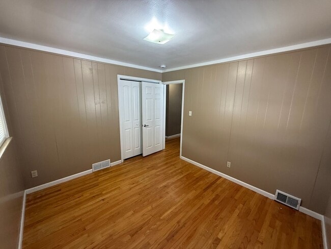 Building Photo - 3 BedroomRanch with a Detached 2 Car Garag...