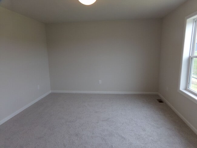 Building Photo - 3 bedroom, 2.5 Bathroom Townhouse in Gray's Pointe Neighborhood