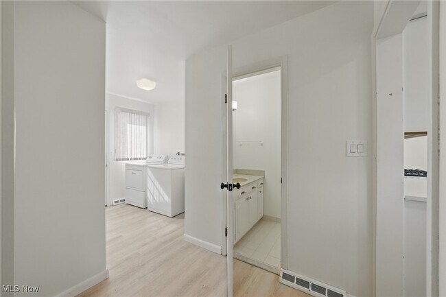 Building Photo - 33115 Ledge Hill Dr
