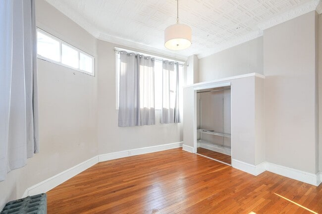 Building Photo - Amazing 1st fl Apt with private entrance and w/d