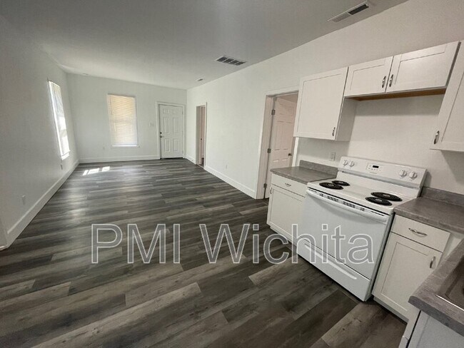 Building Photo - 206 N Ash St
