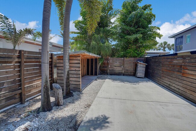 Building Photo - 930 S Lakeside Dr