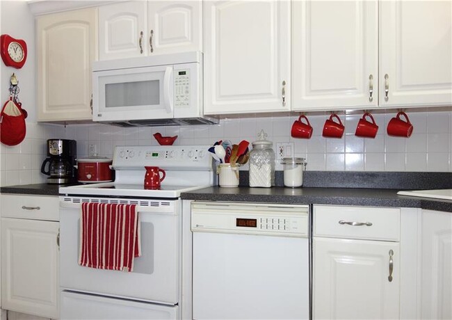 Building Photo - 2901 S Palm Aire Dr