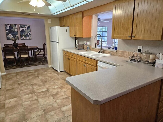 Building Photo - 492 E Shade Dr