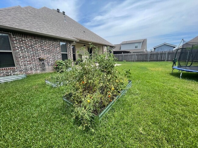 Building Photo - Stunning 4-Bedroom 3-Bath Home for Lease i...