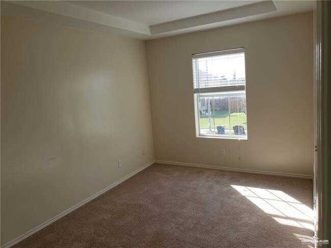 Building Photo - 8 Thunderbird Ave