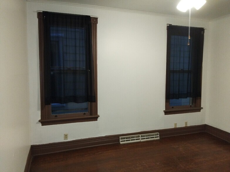 Building Photo - 593 3rd St