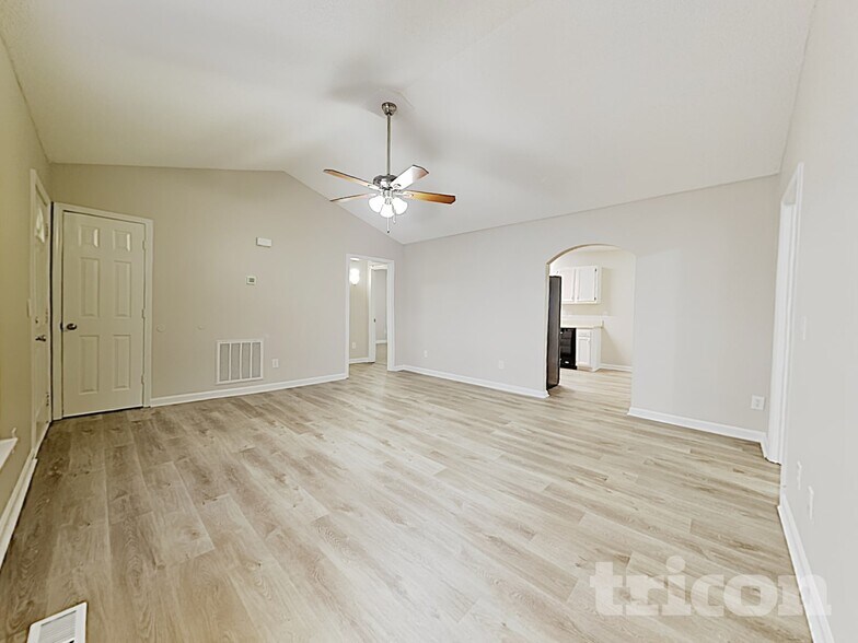 Building Photo - 615 Flicker St