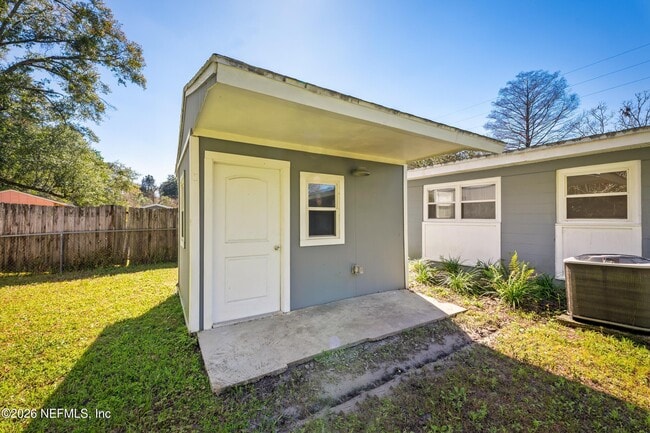 Building Photo - 909 Westgate Dr