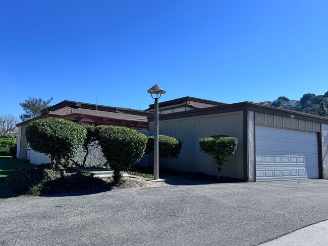 Building Photo - 3 Bedroom Home with Private Patio and Garage in Canyon Park Community